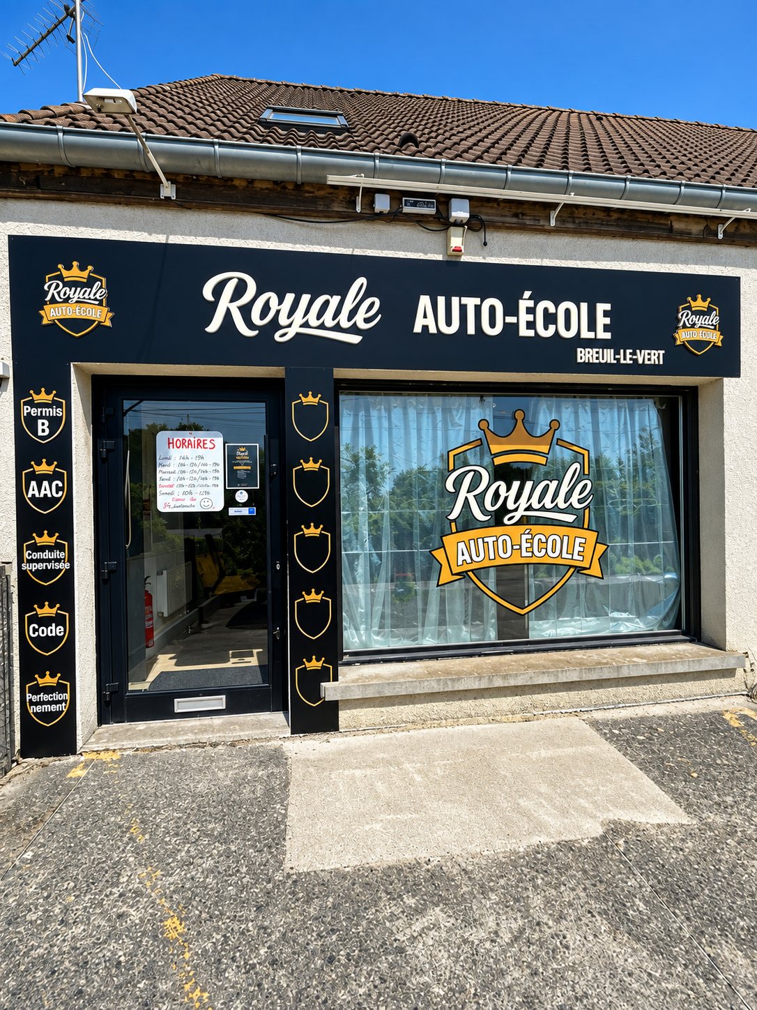 Devanture noire et dorée de Royale Auto-école, route de Paris à Breuil-le-Vert