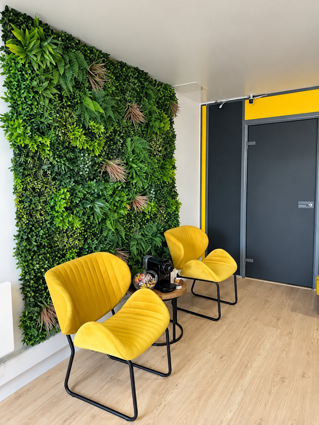 Espace détente avec mur végétal et fauteuils jaunes
